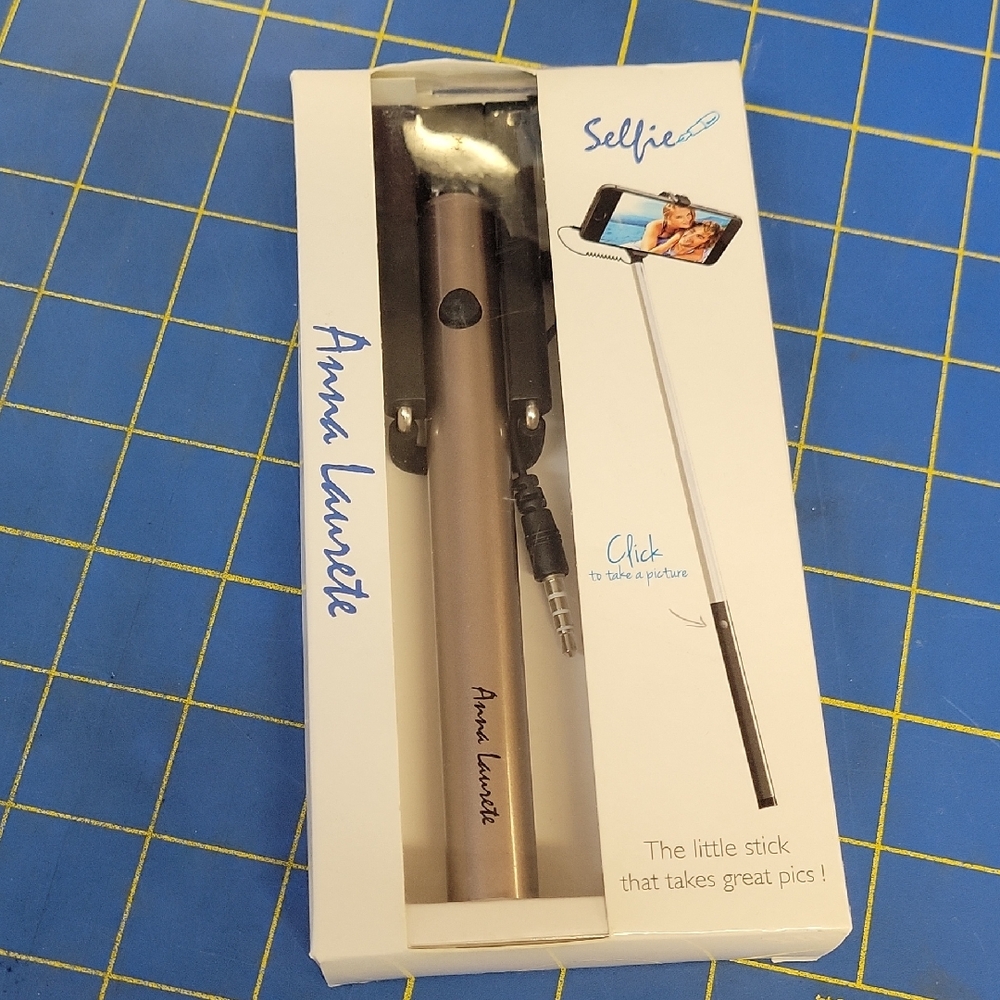 Anna Linette Selfie Stick New Sealed Box
